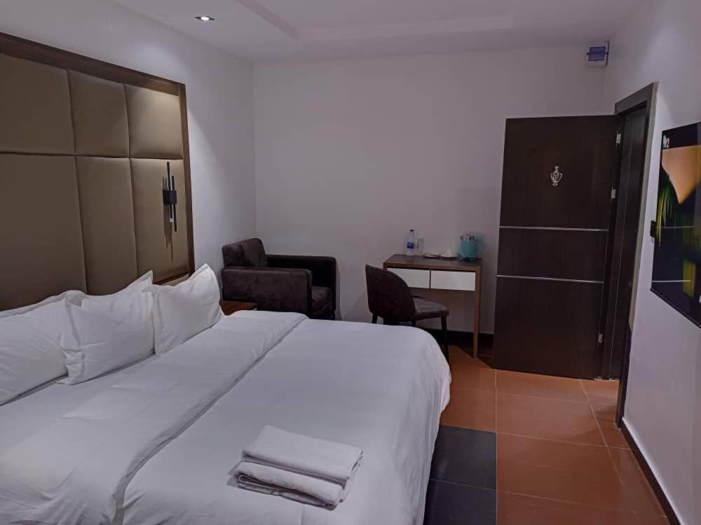 Hotel 35 Embassy Лагос Экстерьер фото