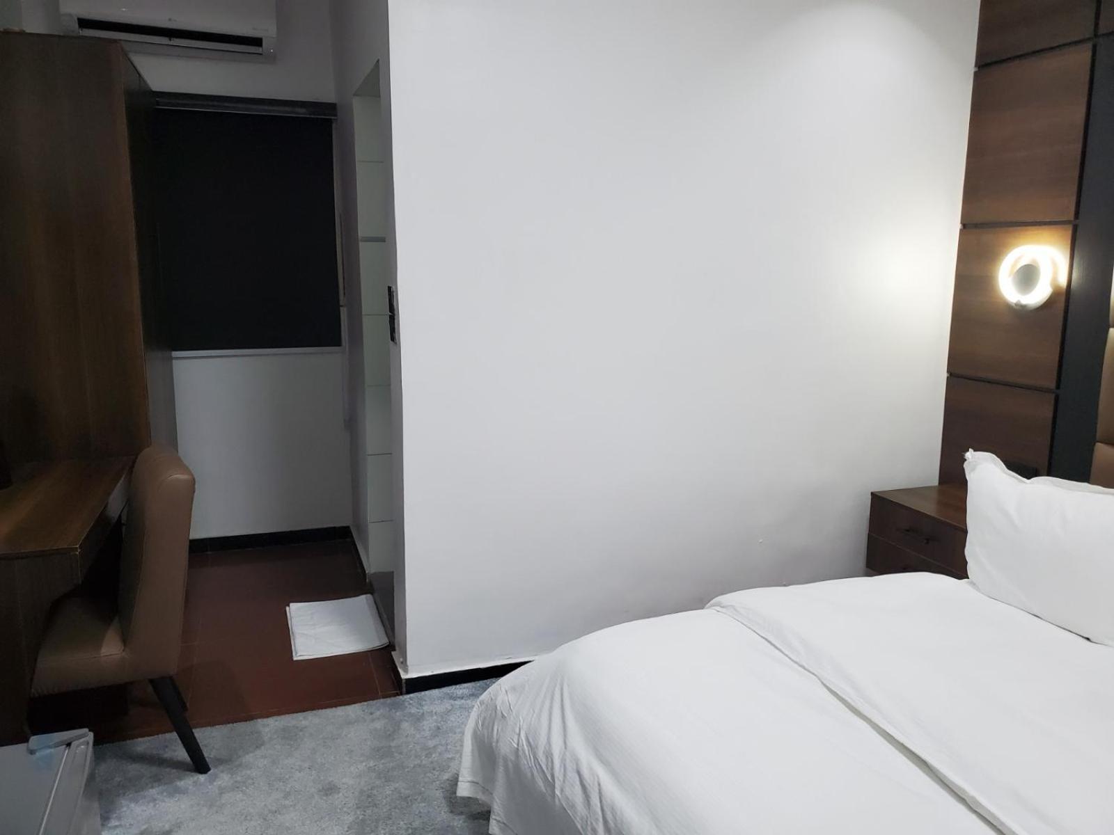 Hotel 35 Embassy Лагос Экстерьер фото